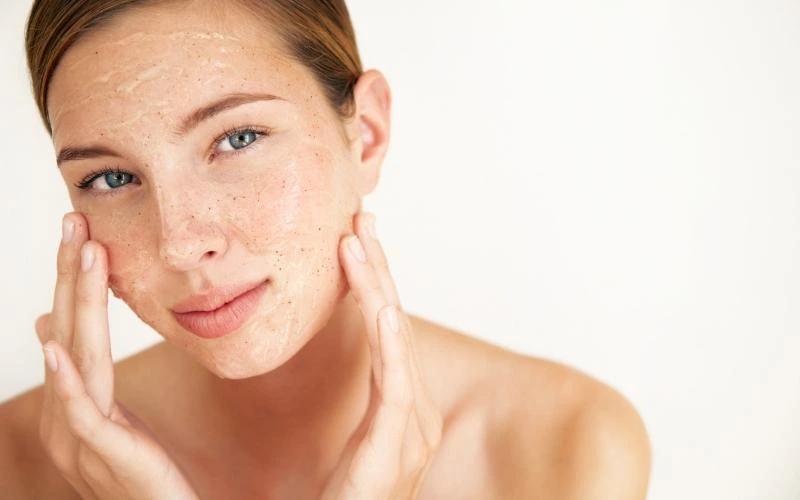 femme qui exfolie sa peau