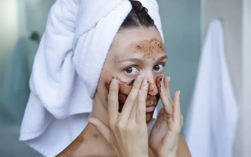 visage femme nettoyage agressif