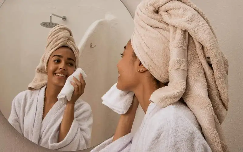 femme qui nettoie en douceur sa peau