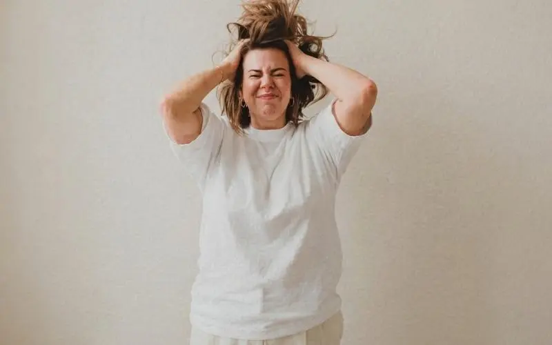 femme stressée qui se prend la tête