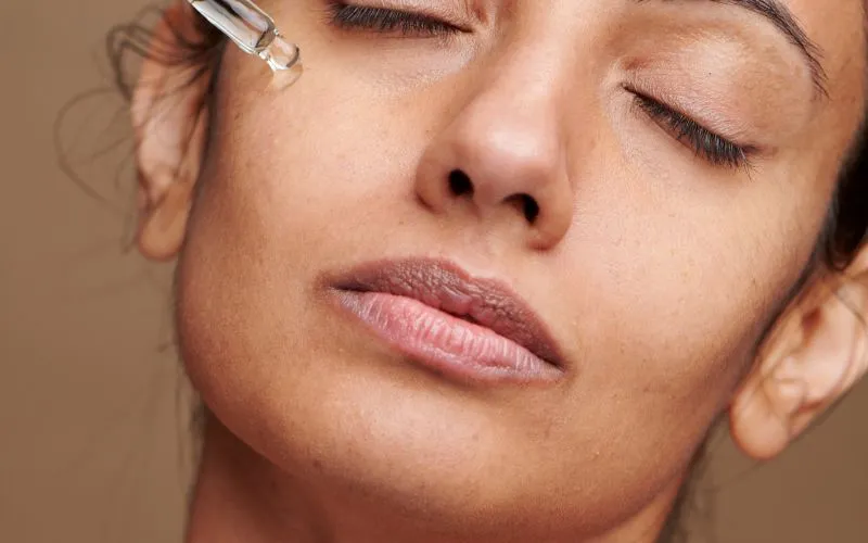 femme qui applique un sérum